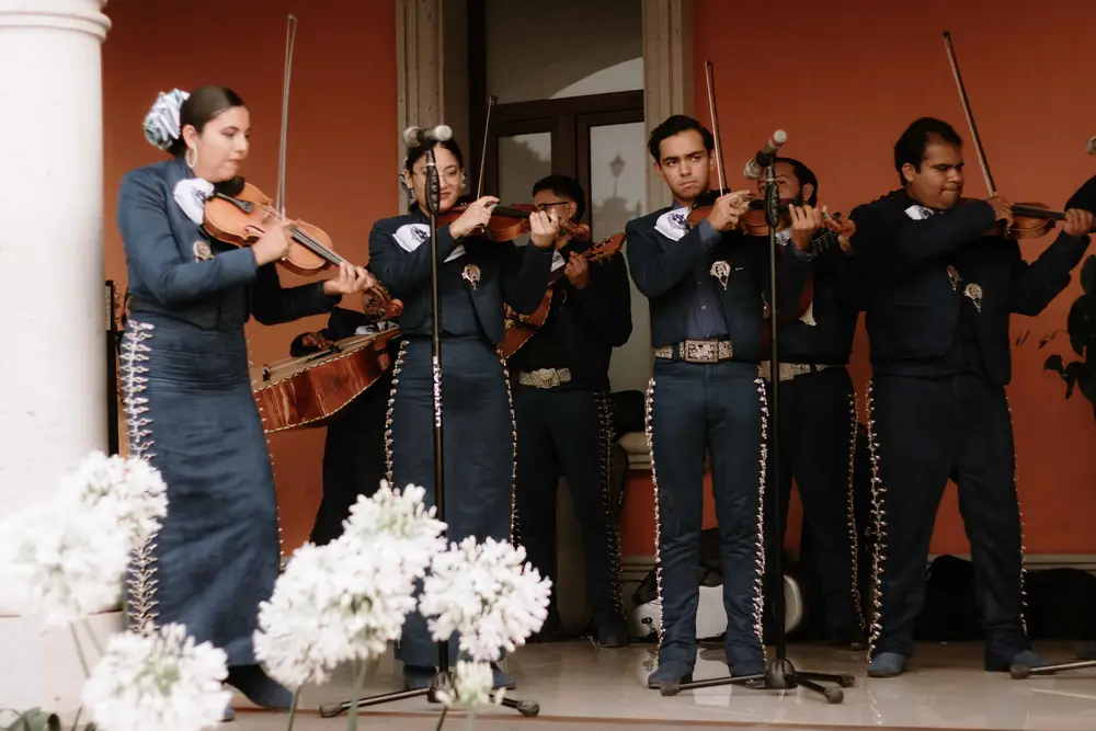 Mariachi tocando frente al muro terracota de la hacienda