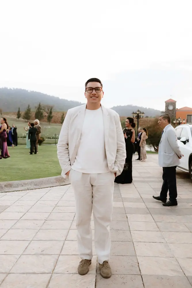 Gus Magaña, wedding planner de Lozania, con la sierra de fondo