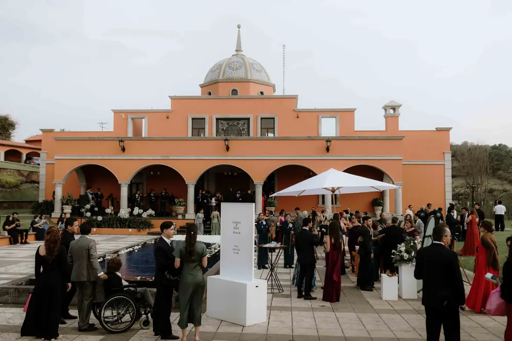 Invitados en la explanada de la hacienda durante el cóctel