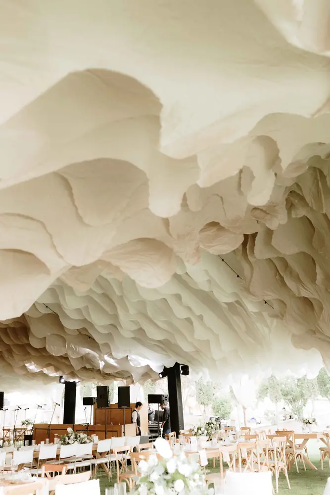 Techo de tela drapeada en ondas sobre el salón